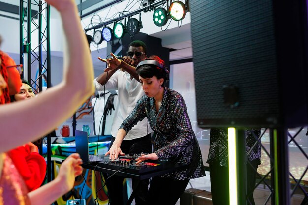 Frontwoman da banda usando a estação de DJ no clube
