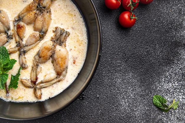 Froschschenkel Essen Fleisch Mahlzeit Snack auf dem Tisch Kopie Raum Essen Hintergrund rustikale Draufsicht