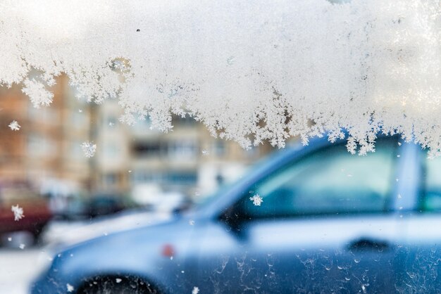 Frost am Fenster mit Auto auf Hintergrundkopierraum