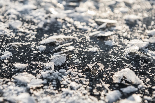 Frost und Eis auf dem zugefrorenen See im Winter. Geringe Schärfentiefe