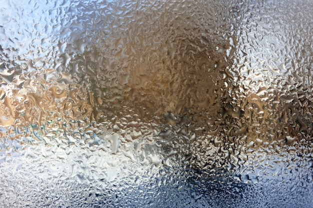Frostige Muster auf der Fensterglasnahaufnahme