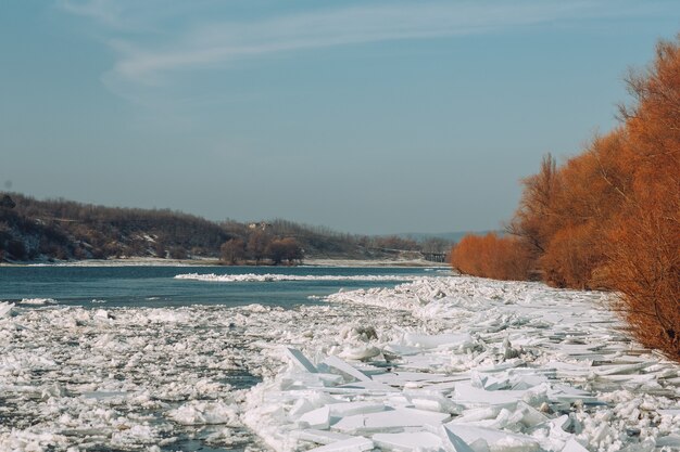 Frostiger Wintertag am Fluss