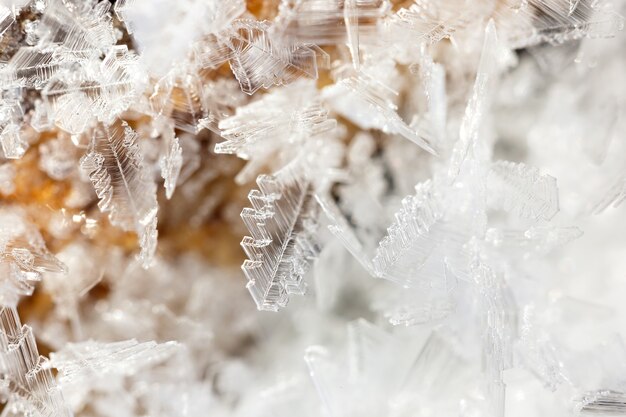 Frostiges Originalmuster. Die Eiskristalle aus nächster Nähe fotografiert.