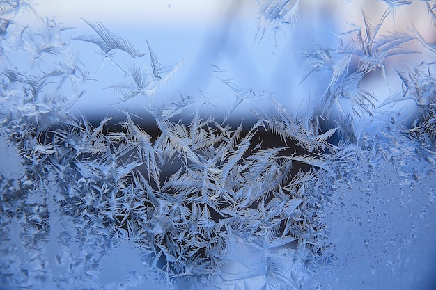 Frostmuster auf Fensterglas, abstrakter Hintergrund Winterrauhschnee