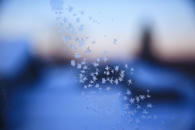 Frostmuster auf Fensterglas, abstrakter Hintergrund Winterrauhschnee