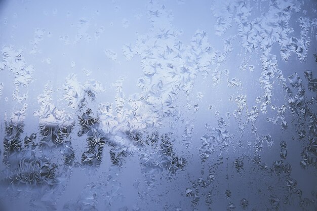 Frostmuster auf Fensterglas, abstrakter Hintergrund Winterrauhschnee