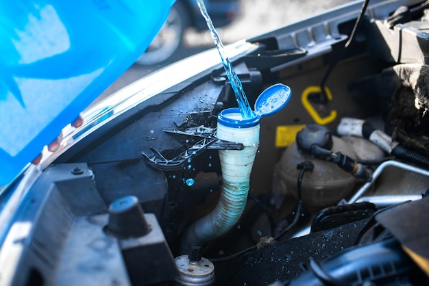 Frostschutzmittel ins auto gießen einen scheibenwaschbehälter mit