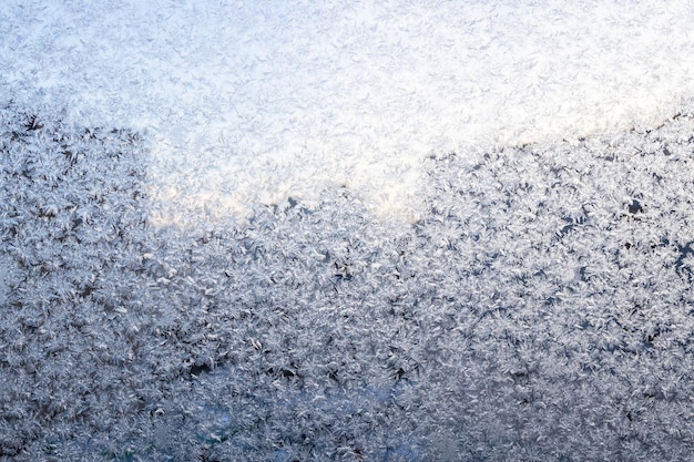 frosty Muster auf Fenster Nahaufnahme und Stadtgebäude