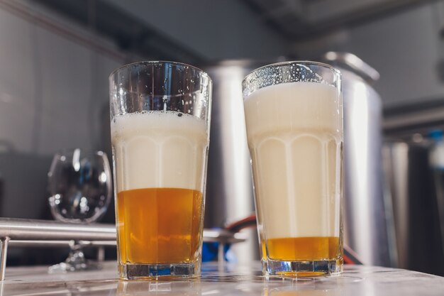 Frosty vaso de cerveza ligera en la barra de bar.