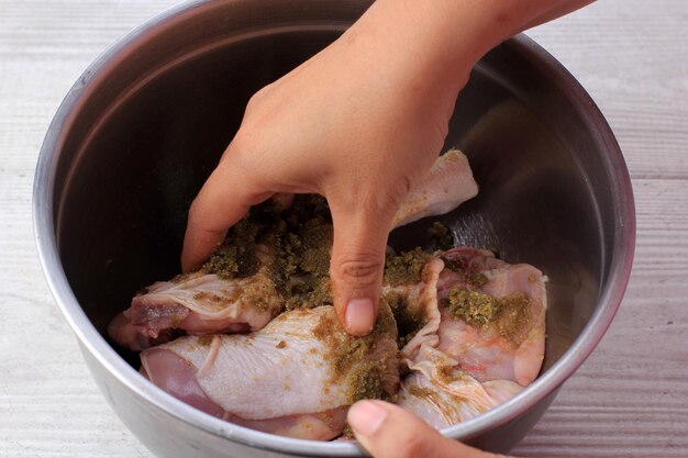 Frote especias secas en muslos de pollo, haciendo pollo asado paso a paso proceso de cocción en la cocina