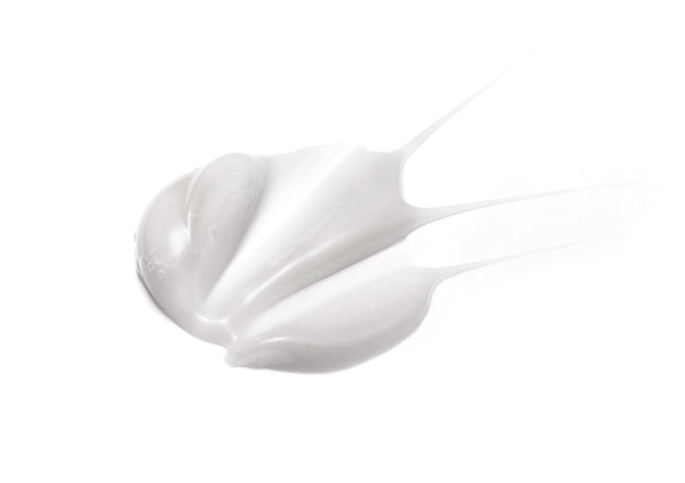 Frotis de crema cosmética blanca aislado en blanco