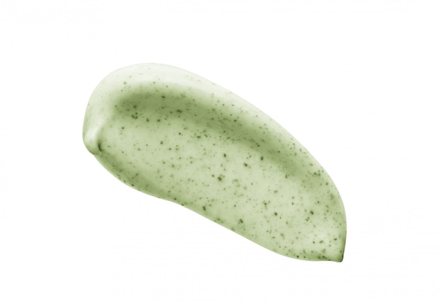 Frotis de crema exfoliante de cara verde aislado sobre fondo blanco.