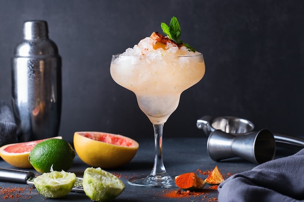 Frozen Mezcal ou mescal Paloma cocktail com toranja grelhada e água com gás e no copo de margarita