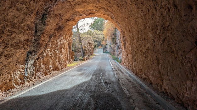 Foto frozen odyssey reise durch einen winter-tunnel in die pyrenäen brilliance als sonnenlicht ignites