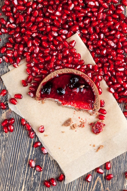 Frucht-Beeren-Kuchen-Törtchen mit Sahne