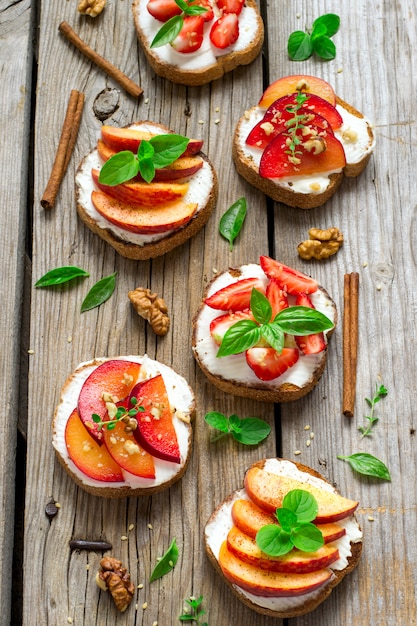 Frucht Bruschetta mit Gewürzen und Nüssen