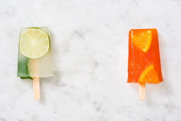 Foto frucht eis am stiel auf marmor