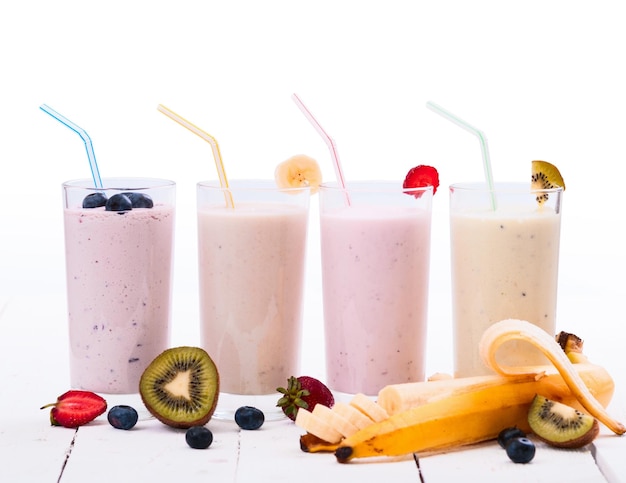 Frucht-Smoothies mit Blaubeeren, Erdbeer-Kiwi und Banane isoliert auf weißem Hintergrund