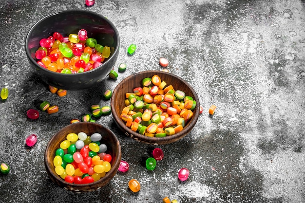 Frucht viele Süßigkeiten. Auf einem rustikalen Hintergrund.