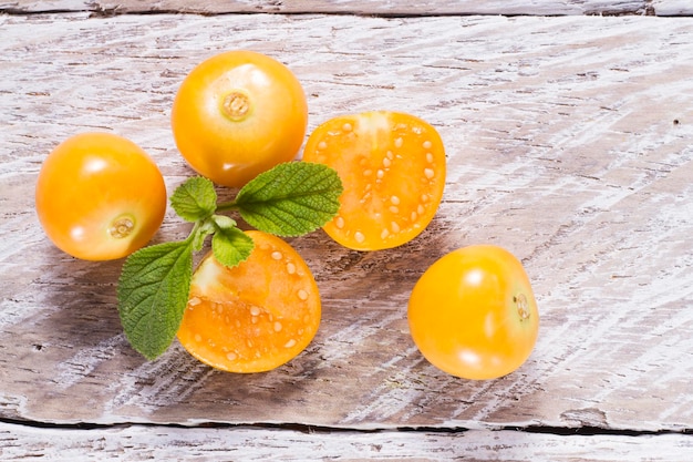 Frucht von uchuva uvilla aguaymanto auf dem Tisch Physalis peruviana