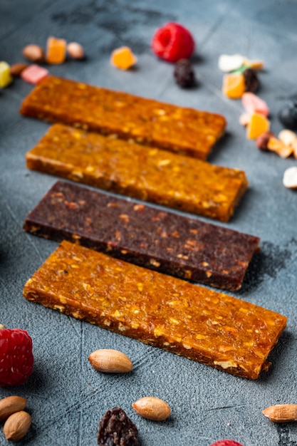 Fruchtbeeren- und Nuss-Energieriegel, gesunder Snack, auf grauem Tisch