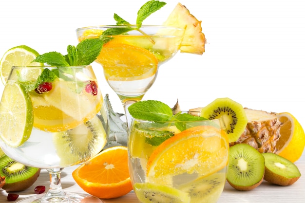 Fruchtcocktails mit Früchten