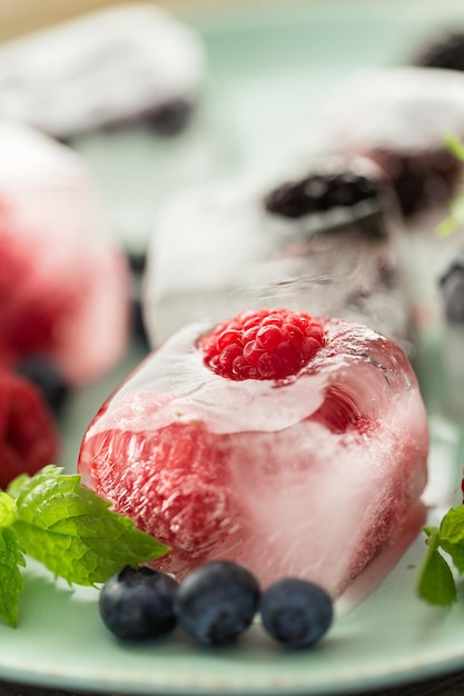 Fruchteiswürfel mit Bio-Beeren.