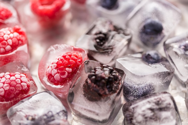 Fruchteiswürfel mit Bio-Beeren.