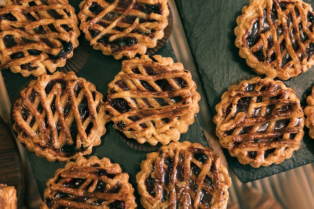 Fruchtfüllung. Draufsicht auf köstliche gerade gebackene Torten mit Fruchtfüllung, die am frühen Morgen in der Bäckerei liegen