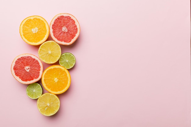 Fruchthintergrund Bunte frische Früchte auf farbigem Tisch Orange Zitrone Grapefruit Platz für gesundes Textkonzept Flacher Kopierbereich für Draufsicht