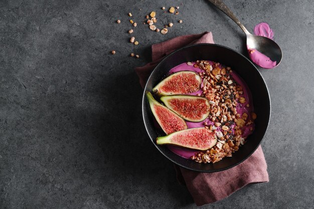 Fruchtige Schale mit Müsli Granola und Feigen in Schale serviert