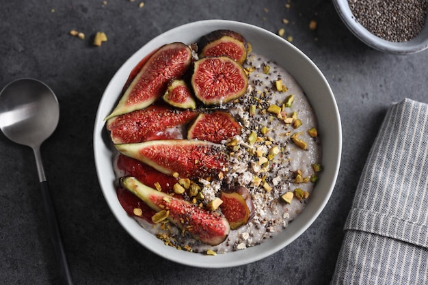 Fruchtige Schale mit Müsli Granola und Feigen in Schale serviert