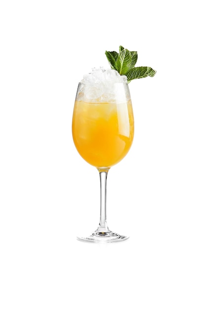 Fruchtiger alkoholischer Cocktail mit Minze und Eis auf weißem Hintergrund Zitruslimonade im Weinglas Frischer Cocktail mit Orange und Mango Sommergetränke im Restaurantmenü