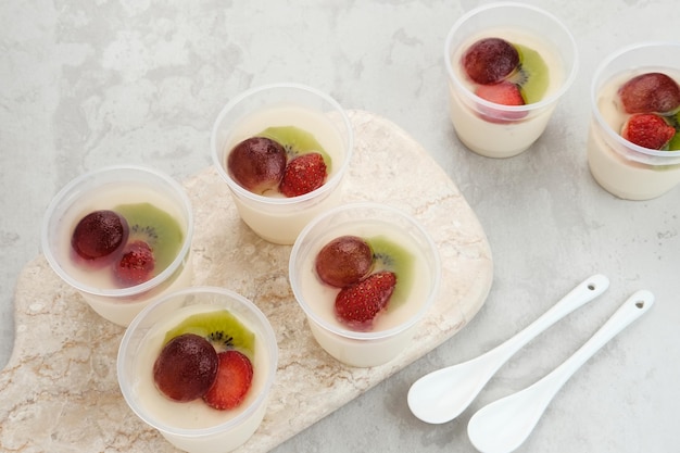 Fruchtiger Milchpudding, süßes Vanille-Seidenpudding-Dessert mit Erdbeere, Traube und Kiwi