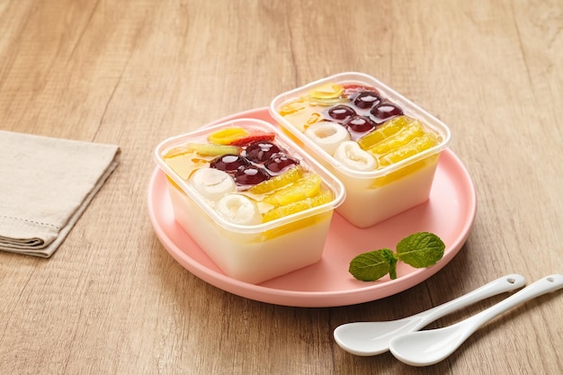 Fruchtiger Milchpudding, süßes Vanille-Seidenpudding-Dessert mit Fruchtbelag