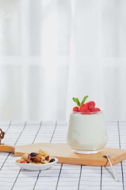 Fruchtjoghurt und Croissants auf dem Tisch vor dem Fenster