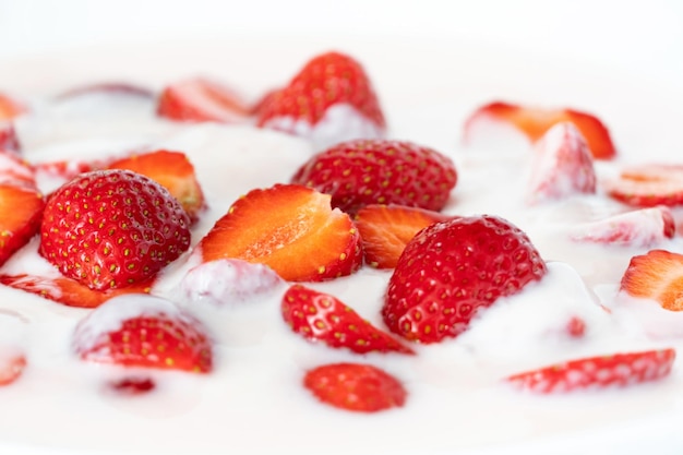 Fruchtjoghurt und rote Erdbeeren.