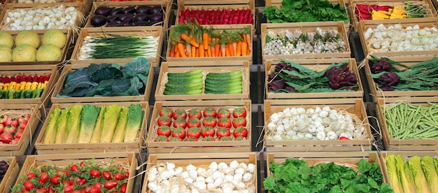 Foto fruchtkisten im gemüsegeschäft auf dem markt