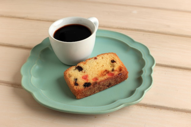 Fruchtkuchen mit einer Tasse Kaffee