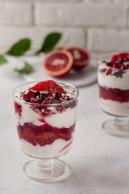 Fruchtnachtisch mit blutigem Orangen-Chia-Joghurt in einer Schale