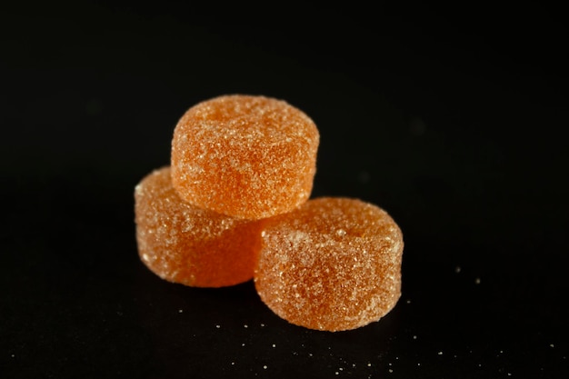 Fruchtorangen-Gummies-Sammlung mit zuckerschwarzem Hintergrund