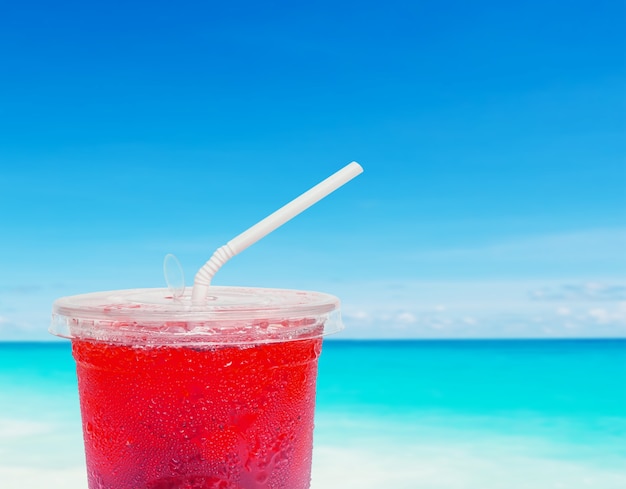 Fruchtsaft auf defocused Strandhintergrund