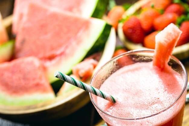 Fruchtsaft serviert mit einem Papierstrohhalm, punktueller Fokus auf dem Strohhalm, biologisch abbaubares Material ohne Plastikfolie