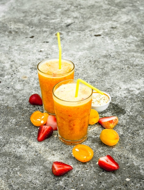 Fruchtsmoothie in Gläsern.