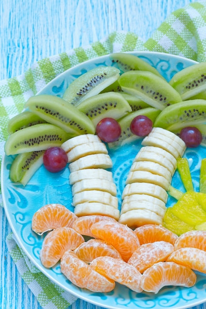 Fruchtsnack für Kinder mit Kiwi, Banane und Mandarine