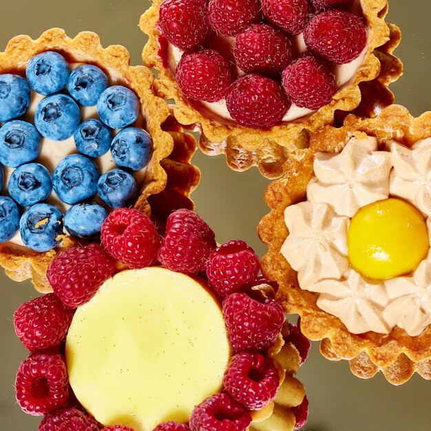 Fruchttörtchen mit Himbeeren und Heidelbeeren