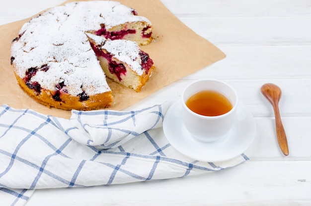 Fruchttorte und Tee auf einem Holztisch