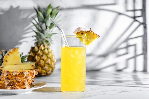 Früchte, Ananas, Mango und Maracuja