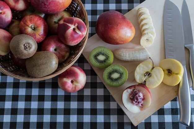 Früchte auf Holzbrett