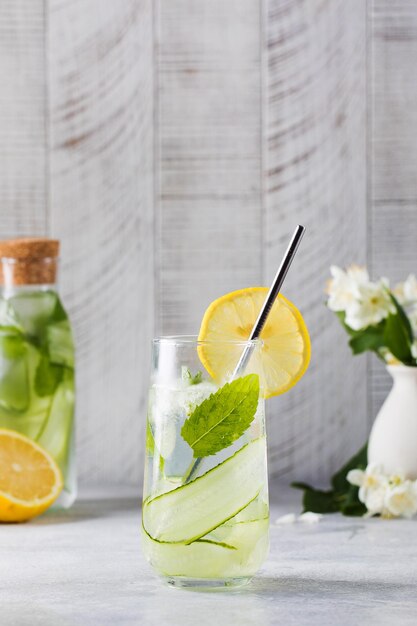 Foto früchte im glas auf dem tisch